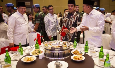 Presiden Joko Widodo (kedua kanan) didampingi Ketua Umum Kamar Dagang dan Industri (Kadin) Indonesia Rosan Perkasa Roeslan (kanan) dan Ketua DPR Bambang Soesatyo (kiri) saat menghadiri buka puasa bersama Kadin di Jakarta, Jumat (24/5/2019).