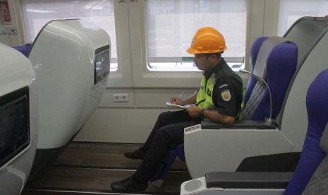 Petugas PT Kereta Api Indonesia mengecek kelengkapan fasilitas di Gerbong Luxury sebelum dioperasikan dengan rangkaian Kereta Api Gajayana, Jurusan Malang-Jakarta di Stasiun Kotabaru Malang, Jawa Timur, Sabtu (25/5/2019). 