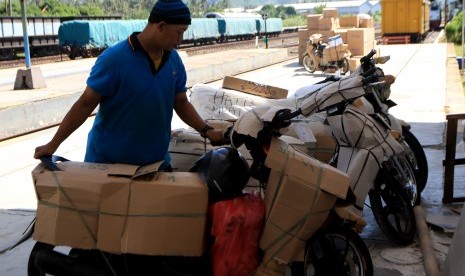 Pekerja menyiapkan paket sepeda motor yang akan dimasukan ke dalam kereta api di Stasiun Banyuwangi Baru, Banyuwangi, Jawa Timur, Sabtu (25/5/2019).