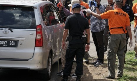 Tim Labfor Mabes Polri Cabang Semarang melakukan olah Tempat Kejadian Perkara (TKP) pos penjagaan yang ditembak oleh Orang Tidak Dikenal (OTK), di Mako Brimob Kompi 3 Batalyon B Purwokerto, Banyumas, Jateng, Sabtu (25/05/2019).