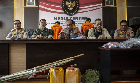 Karopenmas Divisi Humas Polri Brigjen Pol Dedi Prasetyo (tengah) bersama Kabagpenum Divisi Humas Polri Kombes Pol Asep Adi Saputra (kiri), Kabidpenum Puspen TNI Kolonel Sus Taibur Rahman (kedua kiri), Dirjen Aptika Kemkominfo Semuel Abrijani Pangerapan (kedua kanan) dan Kabid Humas Polda Metro Jaya Kombes Pol Argo Yuwono (kanan) menyampaikan situasi terkini pascakericuhan Aksi 22 Mei di kantor Kemenko Polhukam, Jakarta, Sabtu (25/5/2019). 