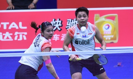 Pebulu tangkis ganda putri Indonesia Greysia Polii yang berpasangan dengan Apriyani Rahayu mengembalikan kok ke arah pebulu tangkis Jepang Mayu Matsumoto/Wakana Nagahara pada babak semi final Piala Sudirman 2019 di Guangxi Sports Center Gymnasium, Nanning, China, Sabtu (25/5/2019).