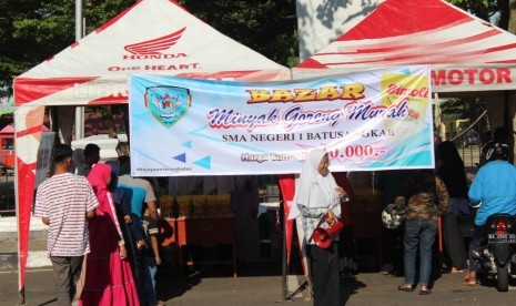 Program Ramadhan Berbagi, SMA N 1 Batusangkar lakukan Bazar Minyak Goreng Murah dan Takjil Gratis di Sekitar Lapangan Cindua Mato Kota Batusangkar, Ahad (26/5).