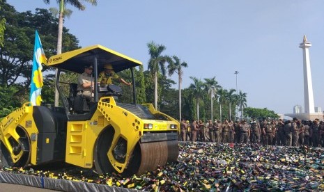 Pemerintah Provinsi DKI Jakarta memusnahkan 18.174 botol minuman keras (miras) di Lapangan Silang Monas Tenggara, Jakarta Pusat Senin (27/5) pagi. 