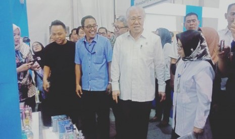 Menteri Perdagangan Enggartiasto Lukita (baju putih) saat meninjau Bazar Ramadhan di halaman parkir Kementerian Perdagangan (Kemendag), Jakarta, Senin (27/5). 