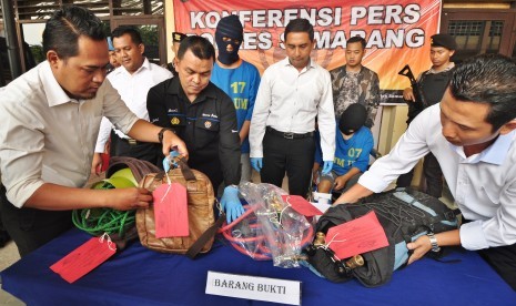 Kasatreskrim Polres Semarang, AKP Rifeld Constantien Baba SIK MH (tengah)  menunjukkan barang bukti tindak pidana pencurian dengan kekerasan (curas)  dengan korban pemilik penyelepan beras, dalam rilis ungkap kasus di  Mapolres Semarang, Senin (27/5). Dua pelaku perampokan ini diringkus  setelah sebelumnya dilumouhkan dengan timah panas.