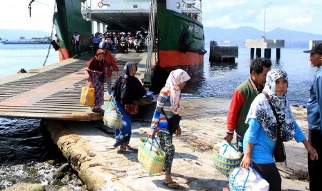 Pemudik dari Pulau Bali turun dari kapal di Pelabuhan Ketapang, Banyuwangi, Jawa Timur, Senin (27/5/2019).