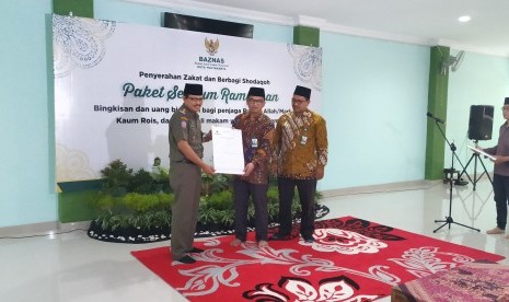 Baznas Kota Yogyakarta beserta Wakil Wali Kota Yogyakarta memberikan Paket  Senyum Ramadhan kepada penjaga masjid, kaum rois, penggali makam dan  penjaga KUA di Masjid Pangeran Diponegoro, Balai Kota Yogyakarta, Senin  (27/5).