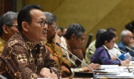 Dirut BPJS Kesehatan Fahmi Idris (kiri) dan Menteri Kesehatan Nila F. Moeloek (kedua kanan) menyampaikan paparannya saat mengikuti rapat kerja dan rapat dengar pendapat dengan Komisi IX DPR di Kompleks Parlemen Senayan, Jakarta, Senin (27/5/2019). 