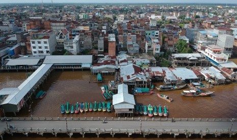 Foto udara dermaga Pelabuhan Kuatik dan Pelabuhan LLASDP Kuala Tungkal yang mulai dipadati antrean kapal cepat di Tanjungjabung Barat, Jambi, Selasa (28/5/2019).