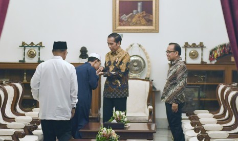 Presiden Joko Widodo (kedua kanan) didampingi Mensesneg Pratikno (kanan) menerima pemenang Musabaqah Tilawatil Quran (MTQ) Internasional Ke-7 di Turki, Syamsuri Firdaus (kedua kiri) dalam pertemuan di Istana Merdeka, Jakarta, Selasa (28/5/2019). 