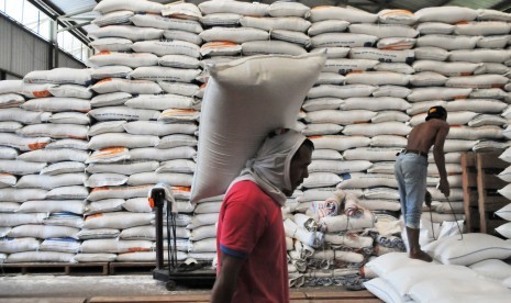 Pekerja mengangkut beras untuk didistribusikan ke pasar-pasar di Gudang Bulog Sub Divre Lebak, Banten, Selasa (28/5/2019). 