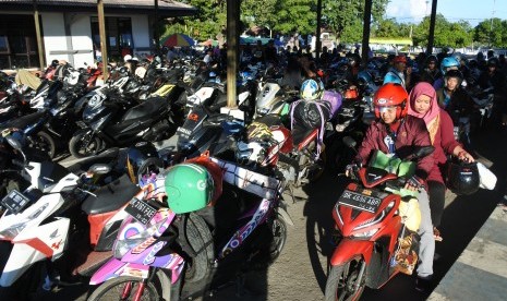 Pemudik motor antre memasuki KMP Satya Kencana di Pelabuhan Jangkar, Situbondo, Jawa Timur, Selasa (28/5/2019). 