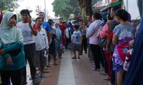 Warga antre untuk mendapatkan kupon pendaftaran tiket mudik balik gratis kereta api di Stasiun Gubeng, Surabaya, Jawa Timur, Kamis (30/5/2019).