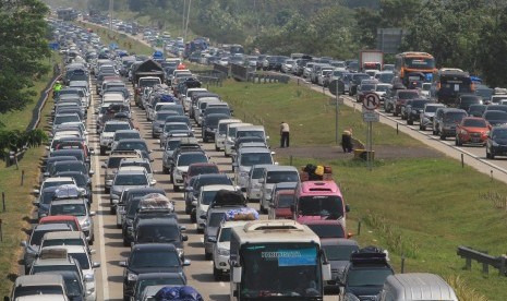 Kendaraan pemudik memadati pintu gerbang tol Cipali, Palimanan, Cirebon, Jawa Barat, Kamis (30/5/2019).