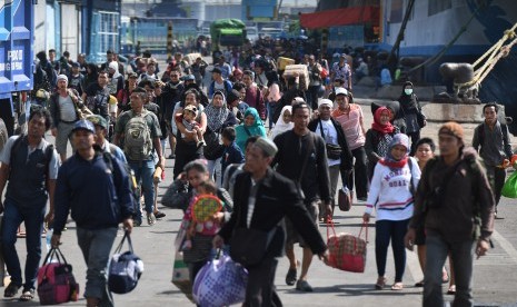 Penumpang kapal laut di Dermaga Gapura Surya Nusantara, Pelabuhan Tanjung Perak, Surabaya, Jawa Timur (ilustrasi) 