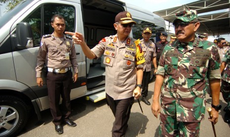 Kapolda Jawa Tengah Irjen Pol Rycko Amelza Dahniel (kedua kiri) 