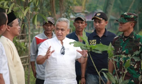 Dirut PJT II Jatiluhur, U Saefudin Noer (pakai kemeja putih) didampingi Dandim 0619 Purwakarta, Letkol Arh Yogi Nugroho bersama masyarakat, disela-sela penanaman 300 pohon durian dan mangga di DAS Citarum, Desa Cikao Bandung, Kecamatan Jatiluhur, Kamis (30/5).