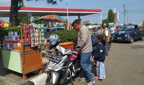 Beni (37 tahun), salah satu pemudik motor, usai beristirahat di pom  bensin di daerah Pejagan, Kamis (30/5). 