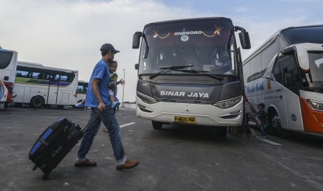 Calon pemudik berjalan menuju bus di Terminal Pulogebang, Jakarta, Kamis (30/5/2019). 