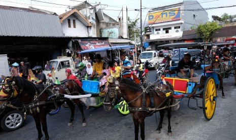 Sejumlah Andong parkir di sekitar simpang tiga kawasan pasar Legi Parakan, Temanggung, Jawa Tengah Kamis (30/5/2019)