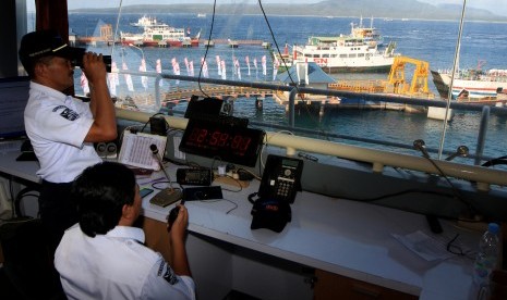 Petugas Ship Traffic Control (STC) Pelabuhan Ketapang memantau arus lalu lintas kapal feri di Pelabuhan Ketapang, Banyuwangi, Jawa Timur, Kamis (30/5/2019).