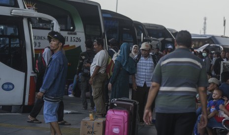 Calon pemudik menunggu bus di Terminal Pulo Gebang, Jakarta, Kamis (30/5/2019). 