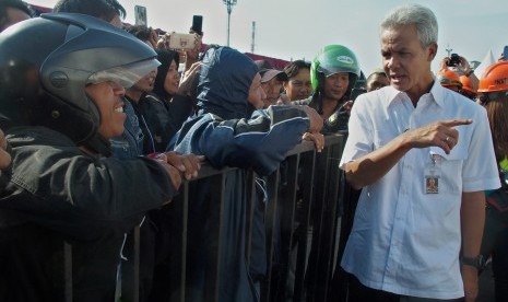 Gubernur Jateng Ganjar Pranowo (kanan) berbincang dengan sejumlah pemudik bersepeda motor dari Jakarta yang baru tiba dengan menumpang KM Dobonsolo, di Pelabuhan Tanjung Emas Semarang, Jawa Tengah, Jumat (31/5/2019).