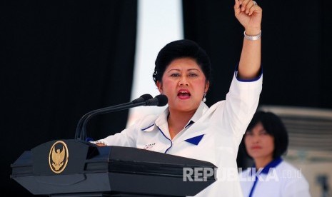 (file foto) Ibu Negara Ani Yudhoyono menyemangati ribuan anak-anak yang hadir dalam acara puncak peringatan Seabad Kebangkitan Nasional di lapangan Monas, Jakarta, Ahad (11/5/2008). 