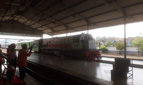 Lonjakan penumpang kereta api terjadi di stasiun Padalarang, Kabupaten Bandung Barat jelang Lebaran 1440 hijriah. Mereka yang menggunakan fasilitas kereta, mayoritas penduduk lokal yang hendak berbelanja ke Kota Bandung. Kemudian terdapat pula pemudik yang hendak transit ke Bandung dan selanjutnya berpindah kereta. 