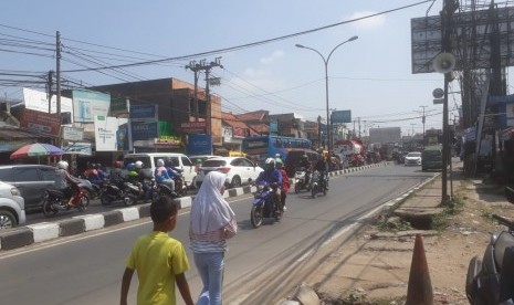 Arus lalu lintas di jalan Padalarang menuju Bandung terpantau lancar