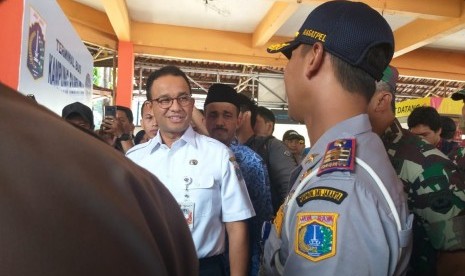 Gubernur DKI Jakarta Anies Rasyid Baswedan, Kapolda Metro Jaya Irjen Gatot Eddy Pramono dan jajaran Forum Koordinasi Pimpinan di Daerah (Forkopimda) meninjau arus mudik di terminal Kampung Rambutan, Jakarta Timur, Sabtu (1/6).