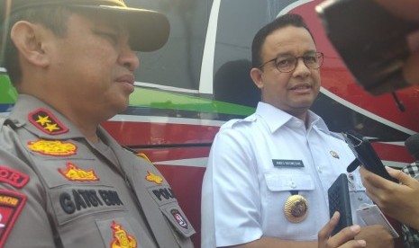 Gubernur DKI Jakarta Anies Rasyid Baswedan, Kapolda Metro Jaya Irjen Gatot Eddy Pramono dan jajaran Forum Koordinasi Pimpinan di Daerah (Forkopimda) meninjau arus mudik di terminal Kampung Rambutan, Jakarta Timur, Sabtu (1/6)