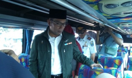 Gubernur Jabar, Ridwan Kamil mengecek kesiapan armada mudik ke Terminal Cicaheum, Sabtu (1/6).