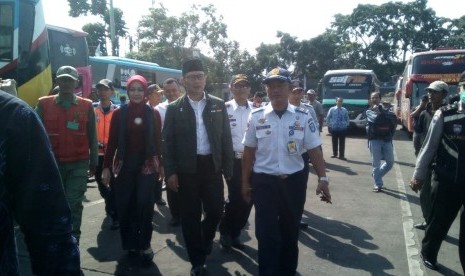 Gubernur Jabar, Ridwan Kamil mengecek kesiapan armada mudik ke Terminal Cicaheum, Sabtu (1/6)