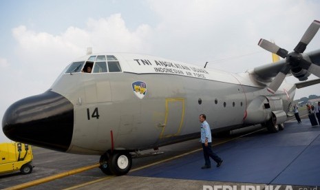 Personel TNI AU mempersiapkan Hercules C-130 di Bandara Halim Perdana Kusuma, Jakarta, Sabtu (1/6/2019).