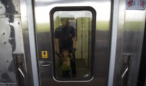 Penumpang KA Taksaka tujuan Yogyakarta menaiki kereta di Stasiun Gambir, Jakarta, ilustrasi. PT KAI (Persero) meluncurkan perjalanan Kereta Api (KA) Taksaka relasi Yogyakarta-Gambir Jakarta dengan menghadirkan suasana baru atau hype trip. Program itu untuk menyasar penumpang dari kalangan milenial lebih banyak lagi.