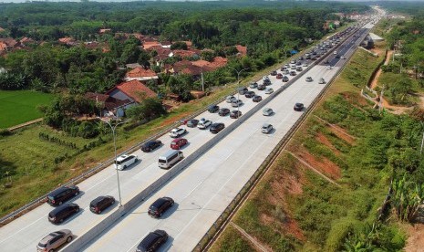 Foto udara kendaraan pemudik melintas di Tol Trans Jawa, Kabupaten Batang, Jawa Tengah, Sabtu (1/6/2019). 