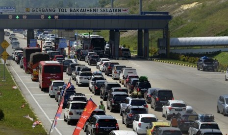 Pengendara mobil antre untuk melewati gerbang tol Bakauheni Selatan-Terbanggi Besar, di Tulang Bawang, Mesuji, Lampung, Sabtu (1/6/2019).