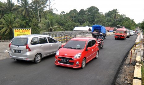 Kendaraan melintas di atas Jembatan Kayu Tanam di Padang Pariaman, Sumatra Barat. (ilustrasi)