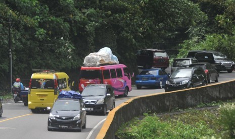 Kendaraan pemudik melintas di ruas jalan Padang - Bukittinggi, di Silaiang, Padangpanjang, Sumatra Barat