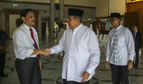 Presiden ke-6 RI Susilo Bambang Yudhoyono (kanan), menyalami Menteri Koordinator Bidang Maritim Luhut Binsar Panjaitan (kiri) yang datang melayat almarhumah Ibu Ani Yudhoyono, di Kedutaan Besar Indonesia, di Singapura, Sabtu (1/6/2019). 