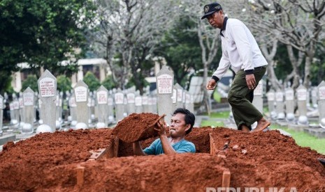 Sejumlah pekerja membuat liang kubur yang disiapkan untuk jenazah Ibu Negara 2004-2014 Ani Yudhoyono di Taman Makam Pahlawan Nasional Utama (TMP) Kalibata, Jakarta, Sabtu (1/6/2019).