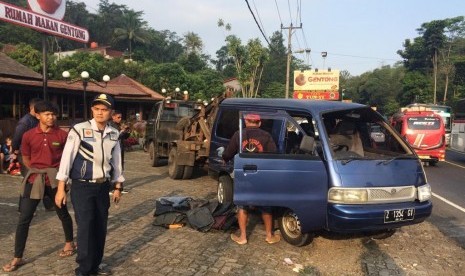 Kecelakaan melibatkan dua mobil terjadi di Jalur Gentong, Kecamatan Kadipaten, Kabupaten Tasikmalaya, Sabtu (1/6) sore. Tak ada korban jiwa akibat kecelakaan tersebut. 