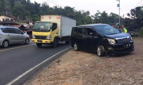 Kecelakaan melibatkan dua mobil terjadi di Jalur Gentong, Kecamatan Kadipaten, Kabupaten Tasikmalaya, Sabtu (1/6) sore. Tak ada korban jiwa akibat kecelakaan tersebut. 