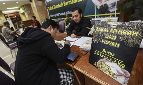 Panitia amil zakat melayani umat muslim yang membayarkan zakatnya di Masjid Istiqlal, Jakarta (ilustras)