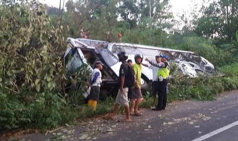 Bus pariwisata bernomor polisi B 7627 IG trrperosok ke dalam parit, di simpang Salib Putuh, Kecamatan Argomulyo, Kota Salatiga, Jawa Tengah, Sabtu (1/6). Kecelakaan ini juga mengakibatkan seorang pembonceng sepedamotor tewas seketika di lokasi kejadian.