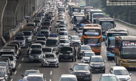 Kendaraan pemudik terjebak macet di Tol Cikarang KM 37, Jawa Barat, Sabtu (1/6/2019). 