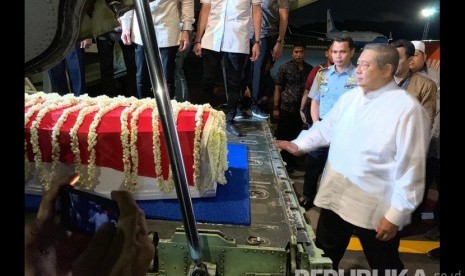 Keluarga SBY mengantar jenazah Ani Yudhoyono di Lanud Paya Lebar, sebelum diberangkatkan ke Halim Perdanakusuma. Sabtu (1/6).