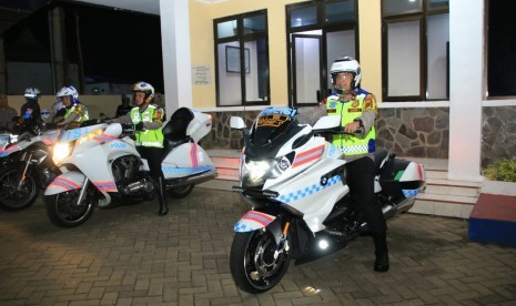 Kapolda Jabar Irjen Pol Rudy Sufahriyadi, bersama pejabat polda dan Polres Purwakarta, saat memantau arus mudik dari KM 72 Tol Jakarta-Cikampek menuju KM 102 Tol Cipali, dengan menggunakan motor gede, Ahad malam (2/6).